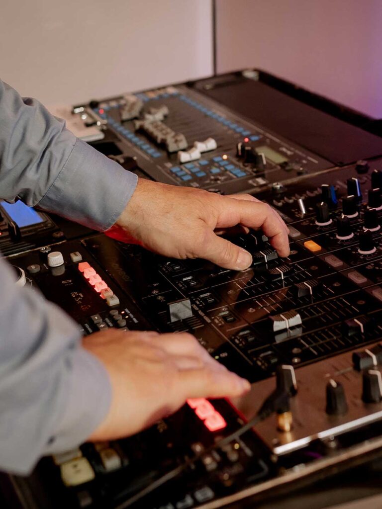 Rolf Brell am DJ-Pult